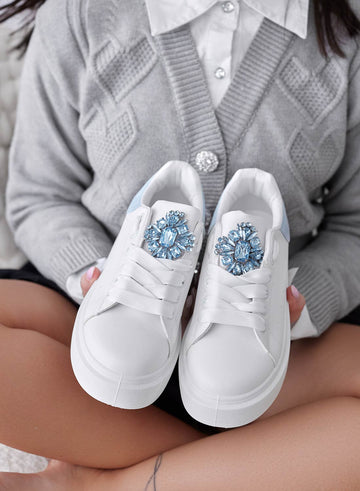 Baskets blanches avec talon bleu clair et bijou
