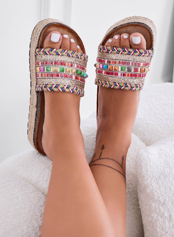 LIARS - Sandales chaussons beiges à semelle compensée et studs multicolores