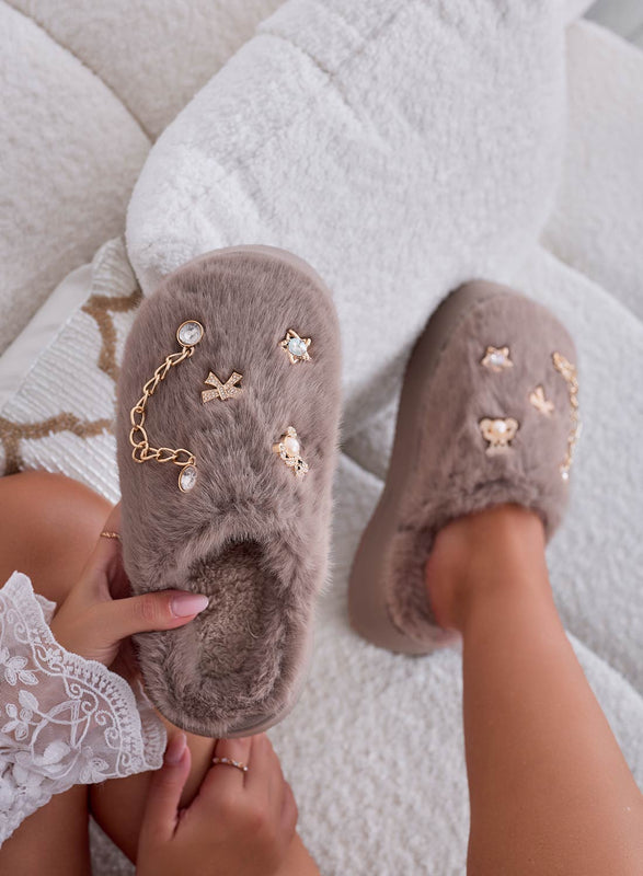 LUDOVICA - Chaussons de boue en fausse fourrure avec applications de bijoux dorés