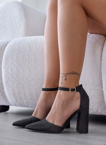 Escarpins noirs laminés avec bride