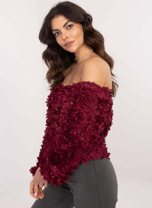 Pull bordeaux avec applications de fleurs et décolleté bateau