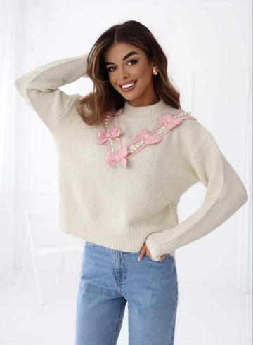 Pull beige avec perles et nœuds roses