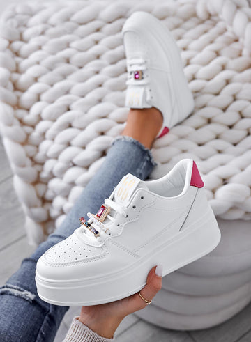 Sneakers bianche con applicazioni gioiello e retro fuxia