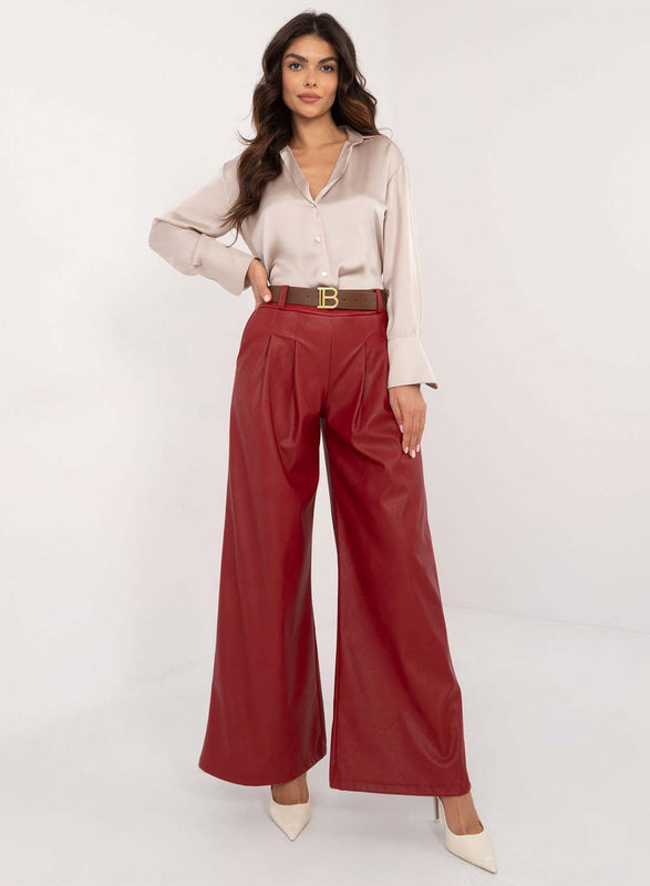 Pantalon bordeaux en simili cuir évasé