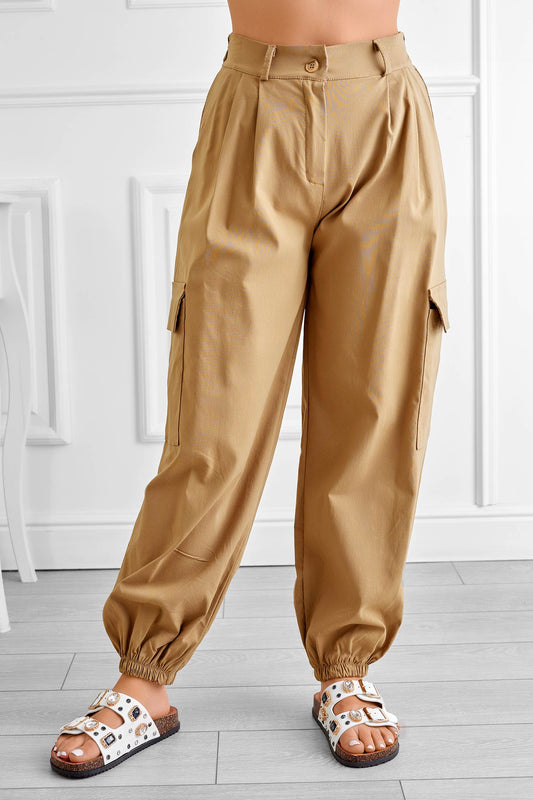 Pantalon cargo beige avec poches latérales