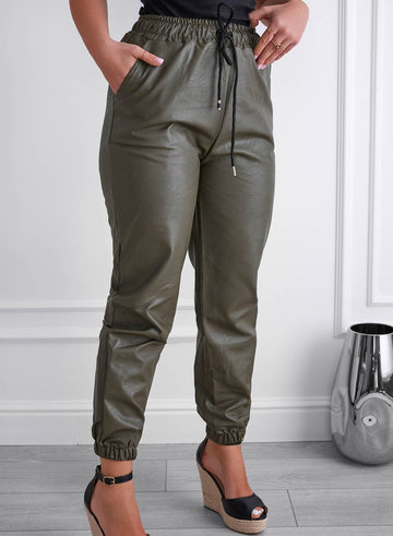 Pantalon vert en similicuir avec élastique et cordon à la taille