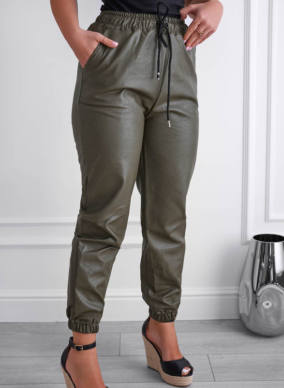 Pantalon vert en éco-cuir avec ressort et taille à cordon