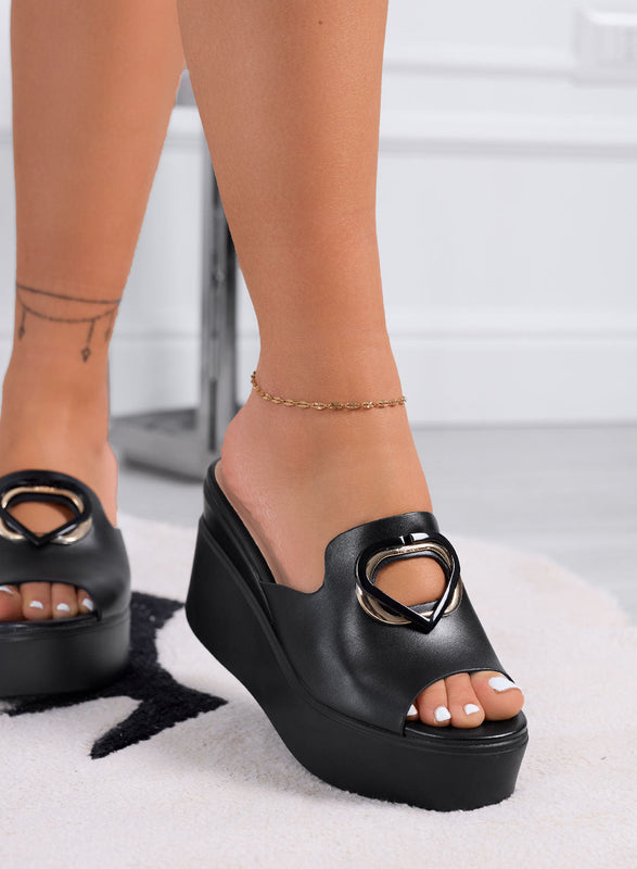 SAMANTHA - Sandales sabot noires pour femme avec talon compensé et détail en forme de cœur