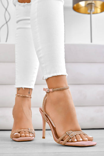 Sandales roses ornés de bijoux à talon haut et bride