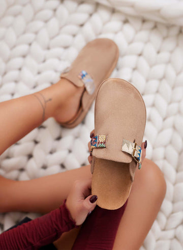 YODA - Pantoufles sabot beiges avec boucles colorées