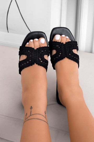 Sandales mules noires avec broderie