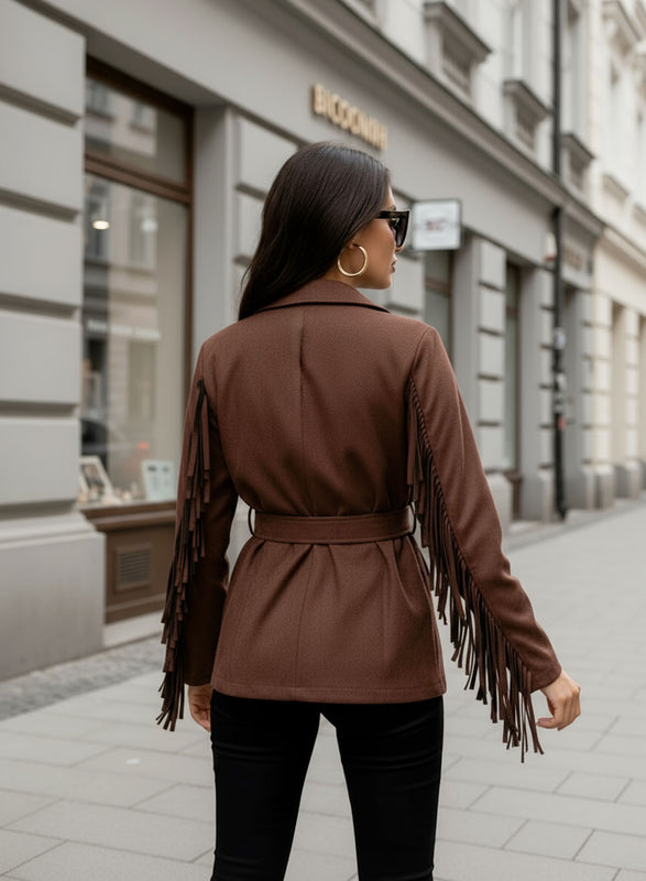 Veste marron en daim avec franges et ceinture à la taille