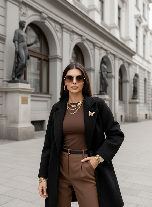 Manteau noir avec bouton noir et broche