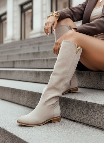 RANDA - Botas Alexoo con V beige de ante con cuña interna