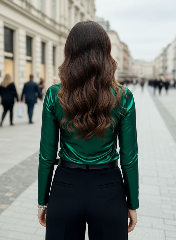 Maglia verde metallizzata con scollo morbido