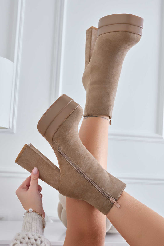 Bottines en daim couleur boue avec talon haut et plateau