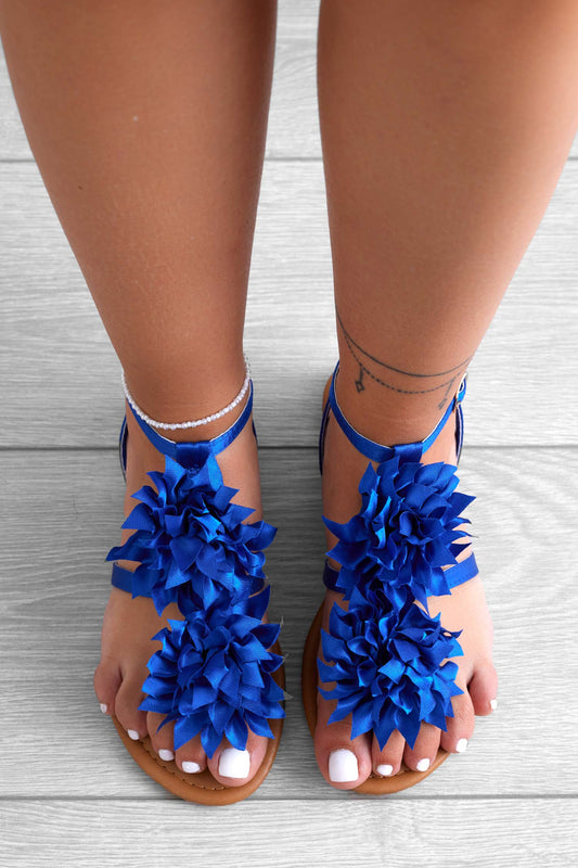 CONNIE - Tongs en satin bleu avec fleur appliquée