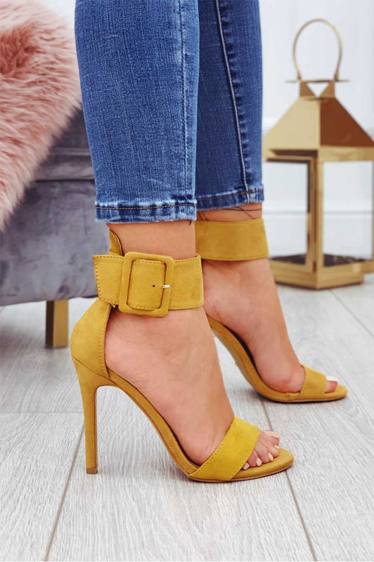Sandali giallo senape scamosciati con tacco alto e cavigliera