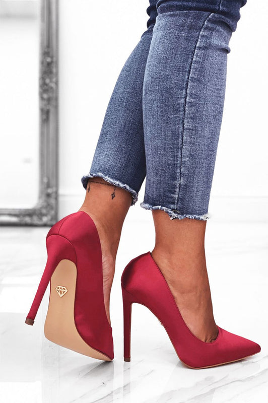 Escarpins bordeaux en satin à talons hauts