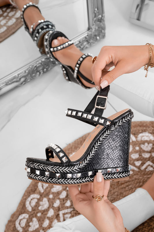 Sandales noirs à semelle compensée et clous argentés