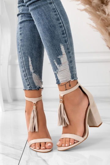 ZIVA - Sandali beige con tacco comodo e ciondolo