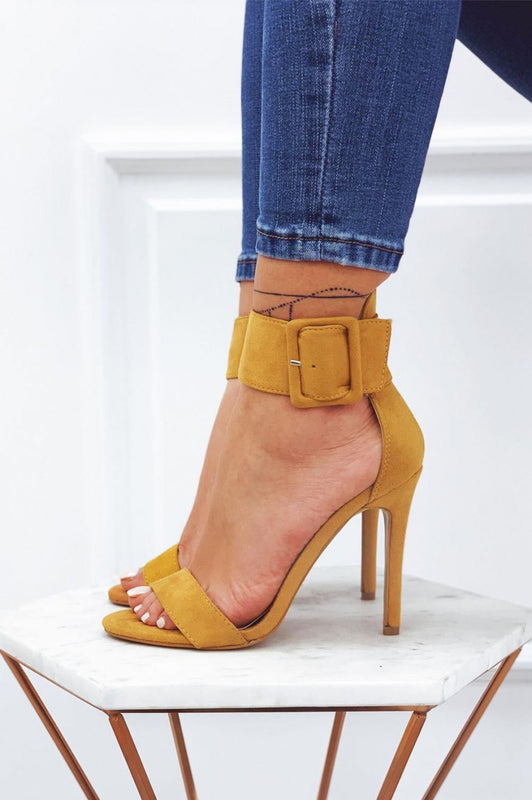 Sandali giallo senape scamosciati con tacco alto e cavigliera