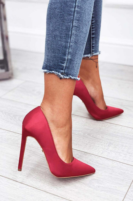 Escarpins bordeaux en satin à talons hauts