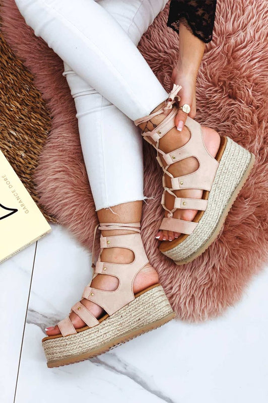 Sandales beiges à lacets avec semelle compensée en corde