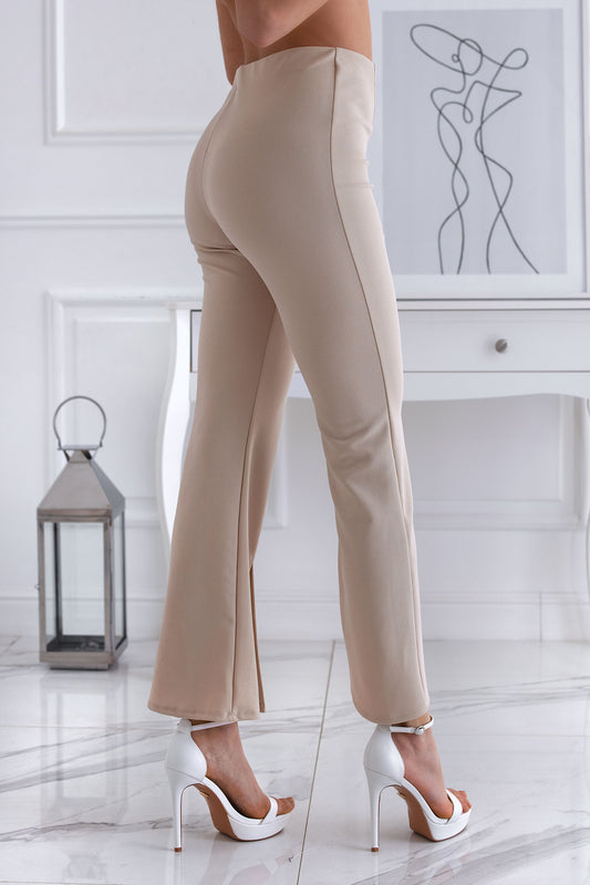 Pantalon beige évasé avec fente frontale