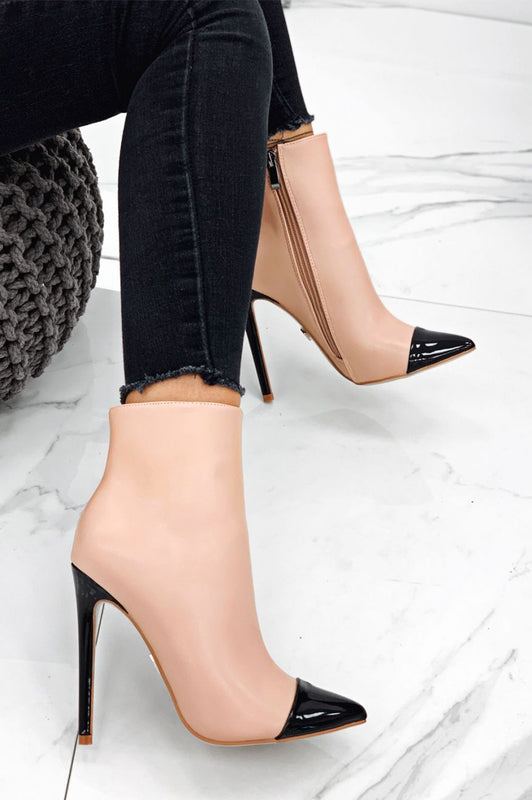 Bottines nude à talon et bout verni noir