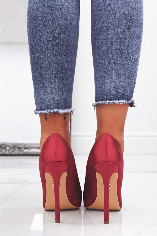 Escarpins bordeaux en satin à talons hauts