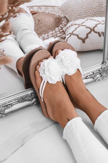 Sandales mules blancs avec fleur appliquée