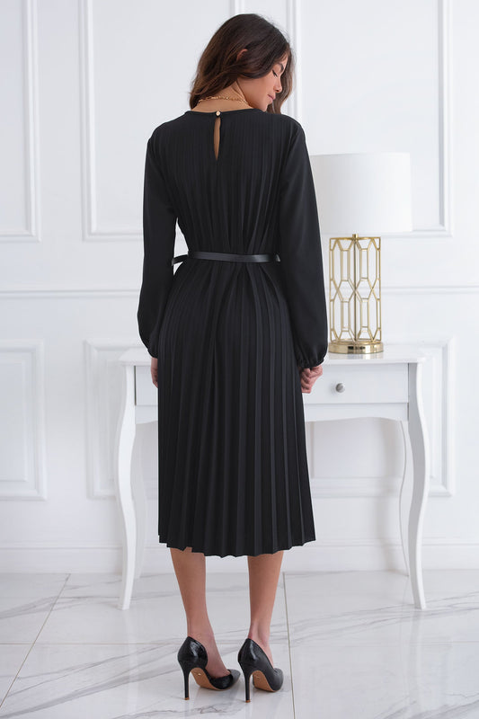 Robe plissée noire avec ceinture