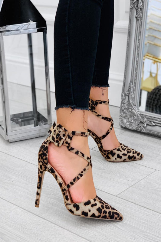 Escarpins à talons aiguilles et boucle imprimé léopard