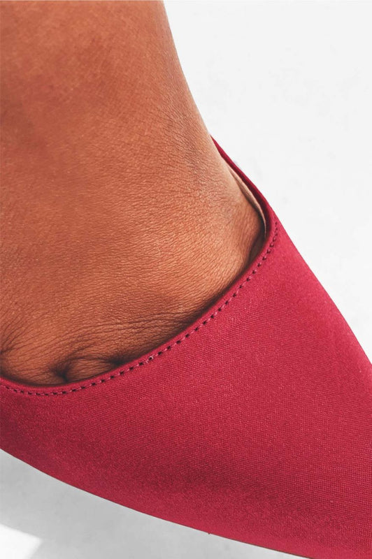 Escarpins bordeaux en satin à talons hauts