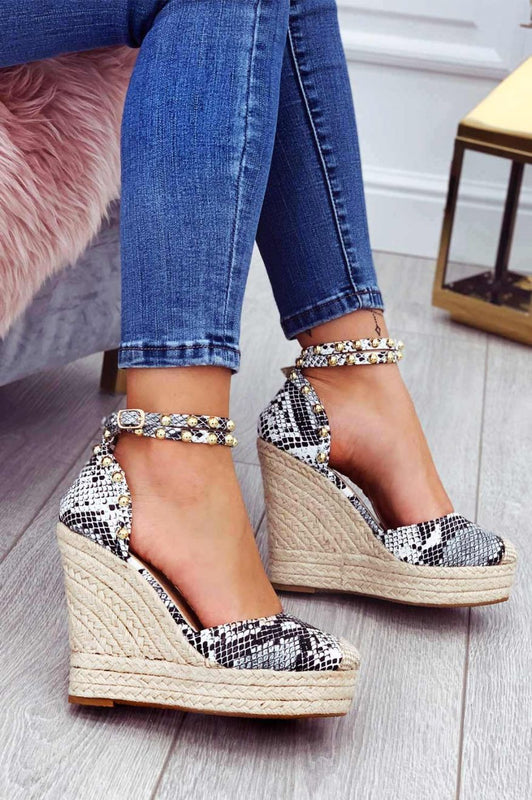 Espadrilles python métallisées à talon compensé haut et clous dorés