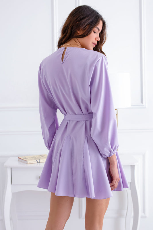Robe lilas avec jupe évasée et lien à la taille