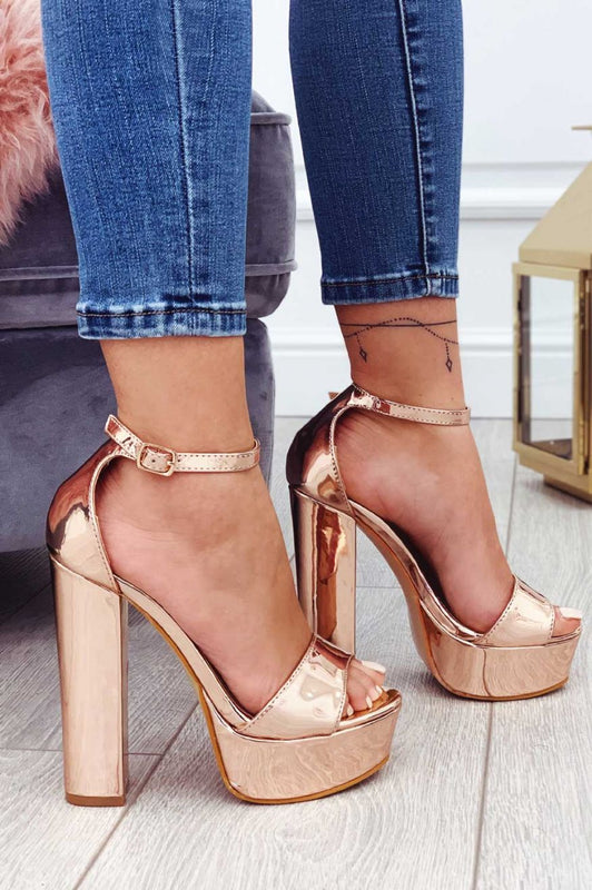 Sandali oro rosa in vernice con tacco alto e cinturino