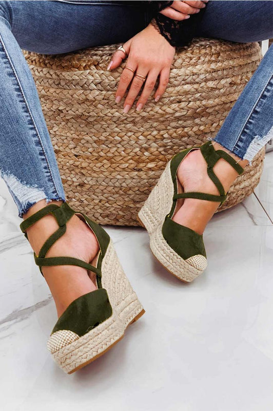 Espadrilles verdi con zeppa e fasce ad incrocio