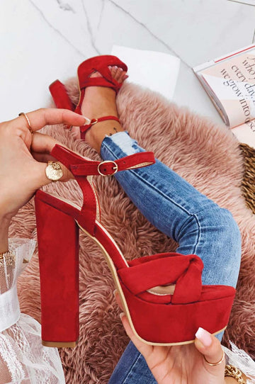 Red sandals with knot and high heel