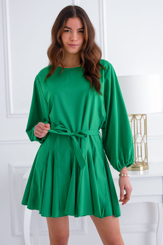 Robe verte avec jupe évasée et lien à la taille