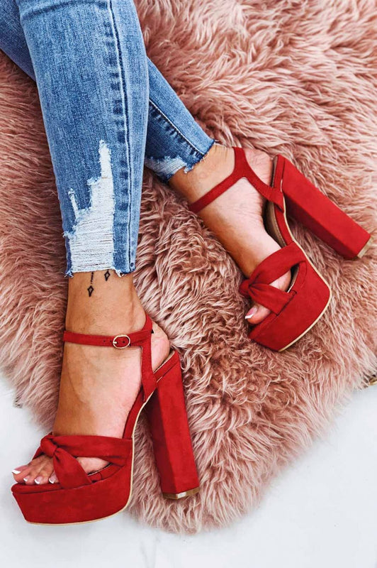 Sandali rossi con nodo e tacco alto