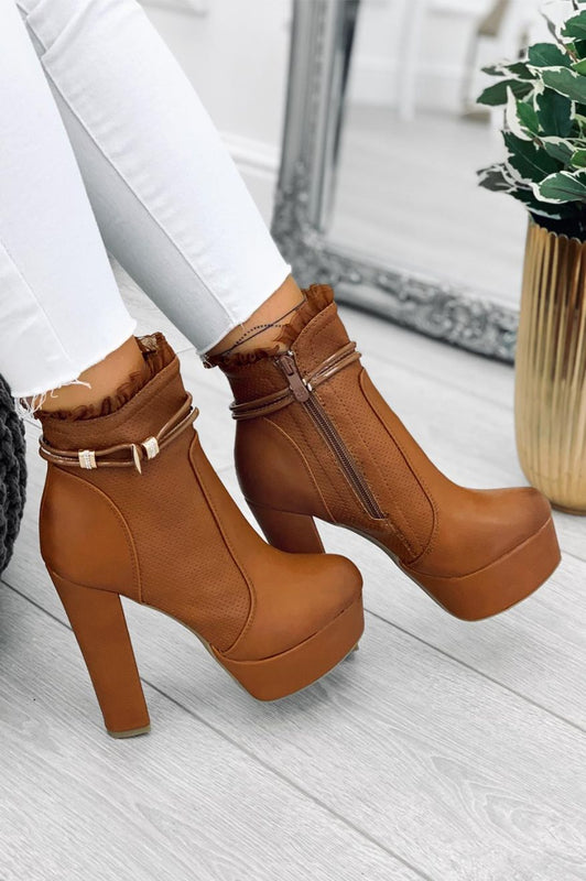 High-heeled ankle boots with ruffles Camel