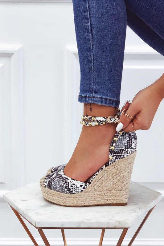 Espadrilles python métallisées à talon compensé haut et clous dorés
