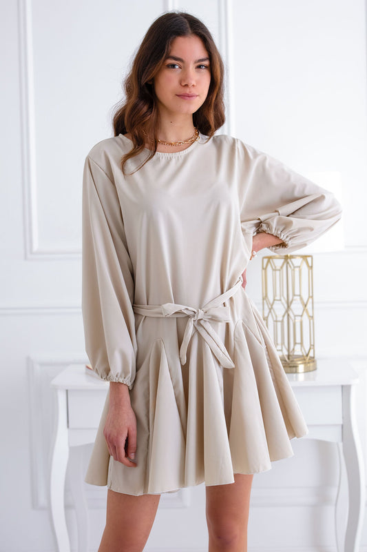 Robe beige avec jupe évasée et lien à la taille