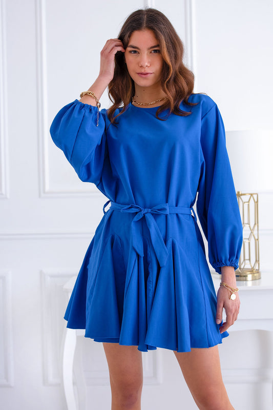 Robe bleue avec jupe évasée et lien à la taille