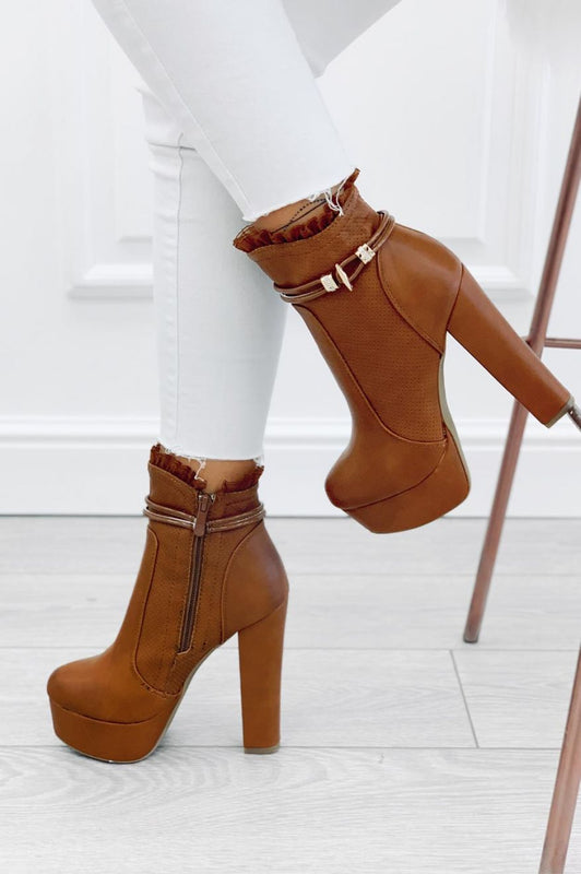 High-heeled ankle boots with ruffles Camel