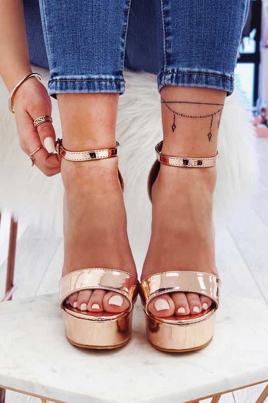 Sandali oro rosa in vernice con tacco alto e cinturino