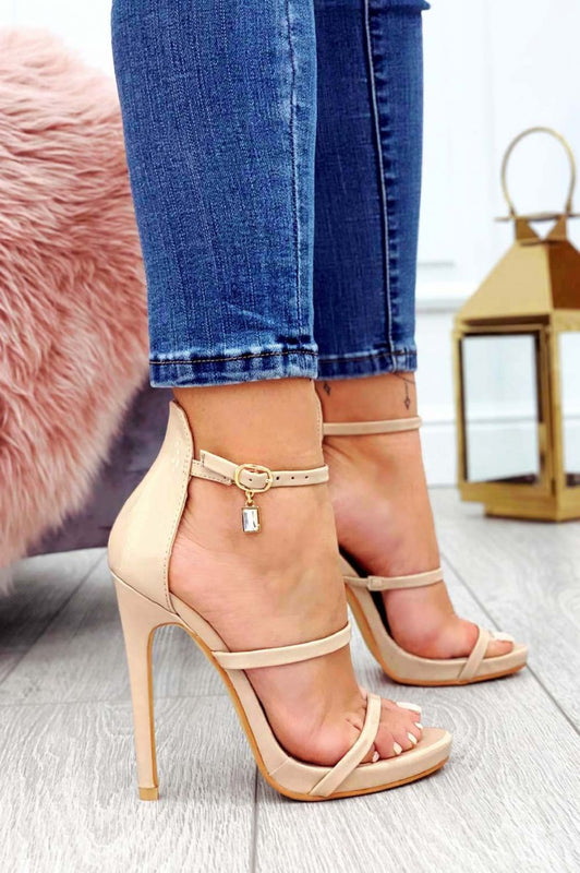Sandali beige in vernice con tacco alto ciondolo gioiello