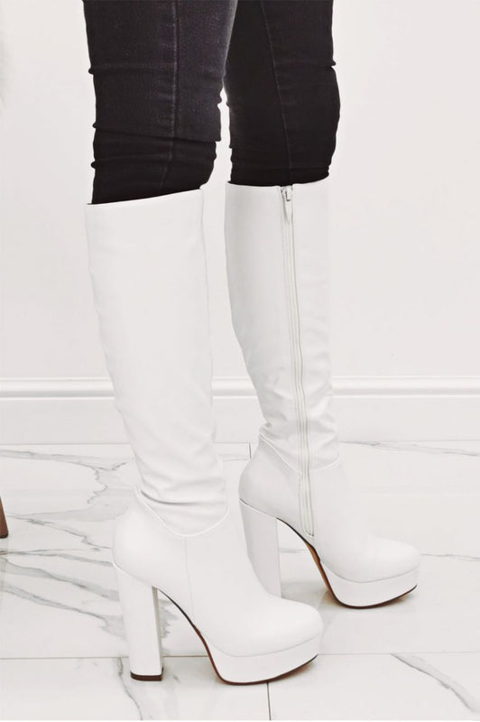 Bottes blanches en similicuir à talons hauts